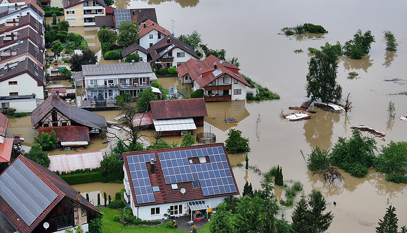 Mehrere Gebäude von Meckenbeuren stehen im Wasser. Wer für den Schaden zahlt.