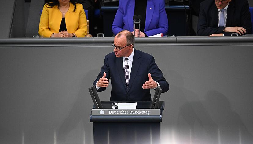 Ohne Reformen und Sparen geht es auch mit dem Milliarden-Paket nicht, meint Merz.