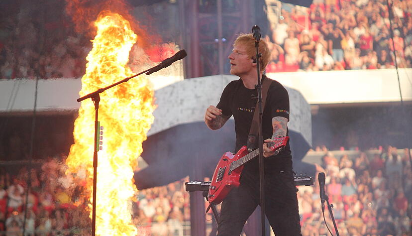 Ed Sheeran begeistert sein Publikum in Stuttgart mit einer abwechslungsreichen B&uuml;henshow.