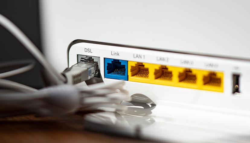 Ein LAN-Kabel im Router - in Millionen Haushalten steckt es noch immer in der DSL-Öffnung.