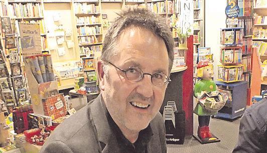 Rainer Moritz beim Signieren in der Buchhandlung Osiander. Foto: Weimar