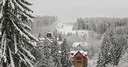 Blick auf den Harzort Schierke. Nach dem gro&szlig;en Ansturm am vergangenen Wochenende blieb es laut Polizei am Dreik&ouml;nigstag relativ ruhig.