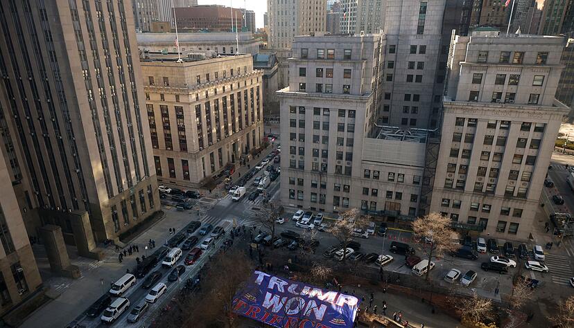 Unterstützer Trumps versammelten sich vor dem Gerichtsgebäude in New York. Unterstützer Trumps versammelten sich vor dem Gerichtsgebäude in New York.