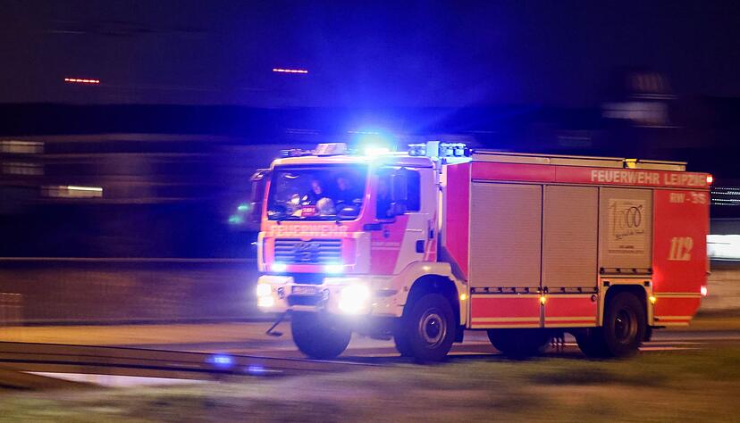 Brandentwicklung in einem Holzsp&auml;ne-Silo fordert Feuerwehrleute und andere Helfer im Landkreis Karlsruhe. (Symbolbild)