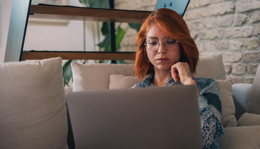 Gef&auml;lschte Stellenanzeigen als Falle: Kriminelle schalten t&auml;uschend echte Jobangebote, um pers&ouml;nliche Daten ahnungsloser Bewerber zu stehlen.