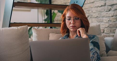 Gef&auml;lschte Stellenanzeigen als Falle: Kriminelle schalten t&auml;uschend echte Jobangebote, um pers&ouml;nliche Daten ahnungsloser Bewerber zu stehlen.