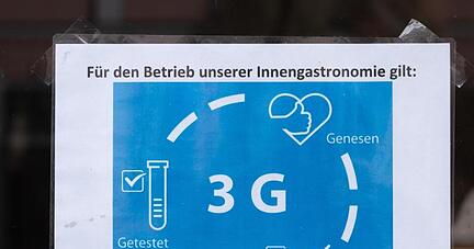 Während NRW weiterhin auf die 3G-Regel setzt, wollen andere Bundesländer für öffentliche Innenräume nun 2G einführen.