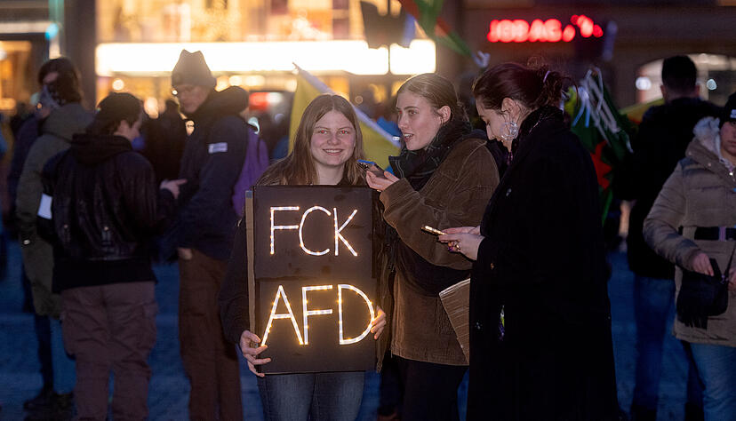 Bei der Demonstration im Januar positionierte sich das Netzwerk gegen Rechtsextremismus und für die Demokratie – am 23. März richten sie sich explizit gegen die AfD. Bei der Demonstration im Januar positionierte sich das Netzwerk gegen Rechtsextremismus und für die Demokratie – am 23. März richten sie sich explizit gegen die AfD.