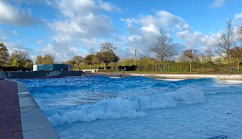 Ein Hauch Sommer im Rappsodie-Freibad: Die Wellenmaschine im frisch sanierten Becken funktioniert, ab Mai können sich die Gäste selbst überzeugen. Ein Hauch Sommer im Rappsodie-Freibad: Die Wellenmaschine im frisch sanierten Becken funktioniert, ab Mai können sich die Gäste selbst überzeugen.