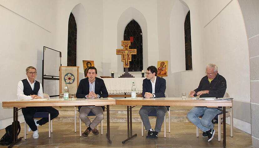 Sie sind in ihren Ansichten teils grundverschieden und diskutieren dennoch sachlich am Freitagabend in der Öhringer Spitalkirche (von links): Volker Ludwig, Sören Döffinger, Mario Dietel und Moderator Daniel Febel.
Foto: Stefanie Jani Sie sind in ihren Ansichten teils grundverschieden und diskutieren dennoch sachlich am Freitagabend in der Öhringer Spitalkirche (von links): Volker Ludwig, Sören Döffinger, Mario Dietel und Moderator Daniel Febel.
Foto: Stefanie Jani
