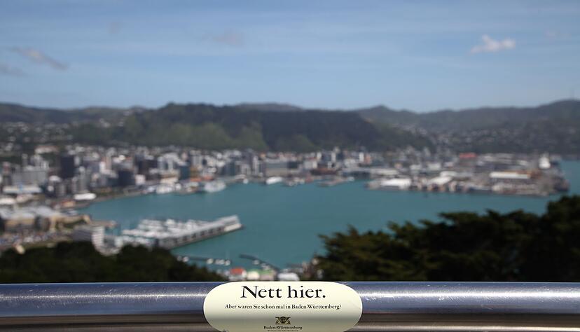 Die Sticker haben sich zu einem popul&auml;ren Mitbringsel entwickelt, das Reisende an zahlreiche Orte rund um den Globus tragen und dort aufkleben oder in die Kamera halten.(Archiv)