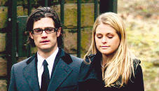 Prinzessin Madeleine und Prinz Carl Philip verlassen den Friedhof.