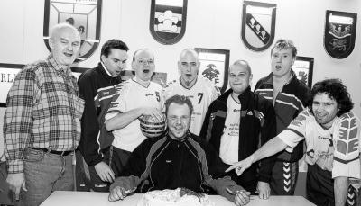 Sahneh&auml;ubchen zum Saisonabschluss: Nach dem 25:12-Heimsieg gegen die SG Abstatt/Untergruppenbach vernaschen Mark Rubey (Mitte) und der TV Bad Rappenau eine Schuhtorte. (Foto: Marc Schmerbeck)