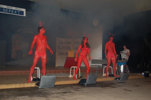 2006. 110 Onkels und Tanten sind bei der Gaffenberg-Soiree »Zugluft oder Geschichten Richtung irgendwo« aktiv. Drei Teufel aus dem Untergrund strippen rückwärts.