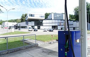 Die alte Tankstelle vor dem DLR-Forum ist au&szlig;er Betrieb. Bald schon soll am Standort aber Wasserstoff gezapft werden k&ouml;nnen.  Foto: Gleichauf