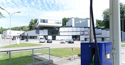 Die alte Tankstelle vor dem DLR-Forum ist au&szlig;er Betrieb. Bald schon soll am Standort aber Wasserstoff gezapft werden k&ouml;nnen.  Foto: Gleichauf