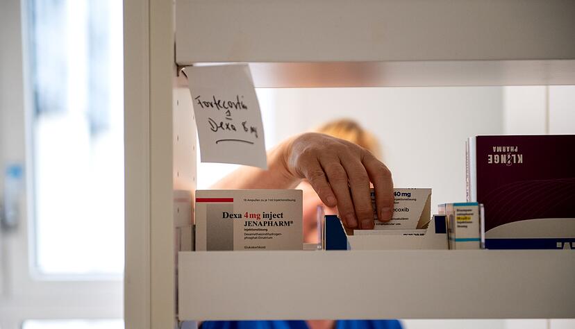 Medizinische Aufgaben der Palliativpflege sind etwa das Waschen und Betten der Patienten, die Wundversorgung, Blutdruckmessung und Medikamentenvergabe. Medizinische Aufgaben der Palliativpflege sind etwa das Waschen und Betten der Patienten, die Wundversorgung, Blutdruckmessung und Medikamentenvergabe.