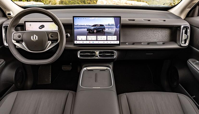 Aufger&auml;umt und durchdacht: Das Cockpit des chinesischen Autos heimst beim Tester Lob ein.