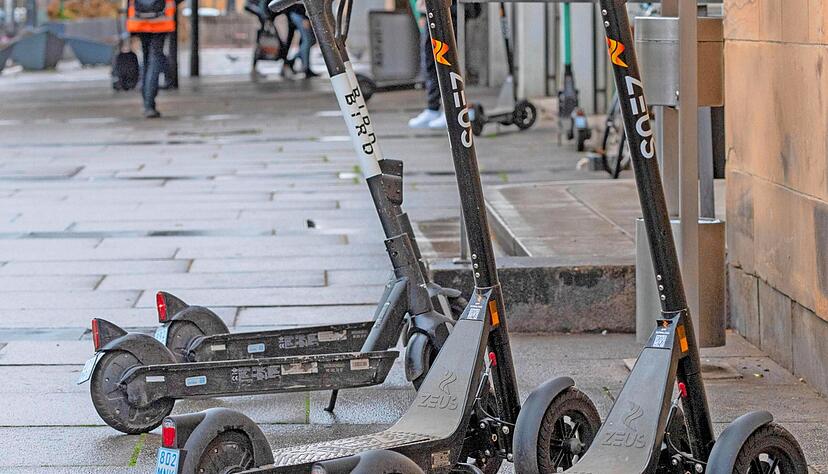 In größeren Städten sollen Elektro-Tretroller kurze Fahrten mit dem Auto auf lange Sicht überflüssig machen. Laut Umweltbundesamt und VCD werden sie derzeit jedoch nur in den seltensten Fällen zu diesem Zweck verwendet.
Foto: Archiv/Berger