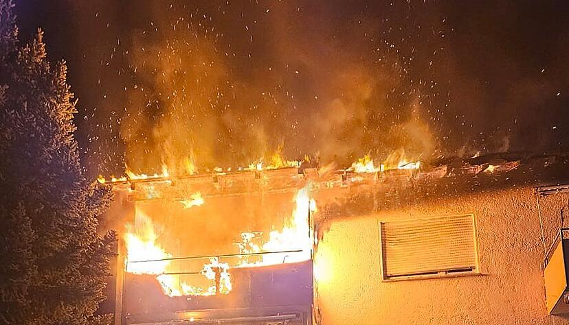 Das Gebäude steht schnell in Brand.