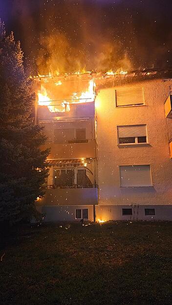 Das Gebäude steht schnell in Brand. Das Gebäude steht schnell in Brand.