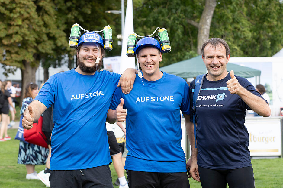 Die Läufer bereiten sich rund ums Frankenstadion auf den Stimme-Firmenlauf vor.