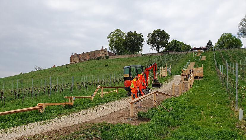 Andy Berkoscha (vorne) und Markus Fenz vom gemeindlichen Bauhof bereiten den Boden entlang der Bahn auf.