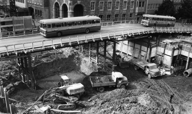 1970: Unterhöhlte Allee. Die Riesenbaustelle der Allee-Fußgängerunterführung an der Kreuzung Allee/Kaiserstraße. 1970: Unterhöhlte Allee. Die Riesenbaustelle der Allee-Fußgängerunterführung an der Kreuzung Allee/Kaiserstraße.