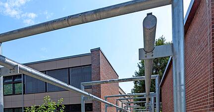 Das monstr&ouml;se Stahlger&uuml;st enth&auml;lt in den Sommerferien endlich die Glasabdeckung. Vor dem Schuleingang wird es etwas abgespeckt.
Foto: Mario Berger