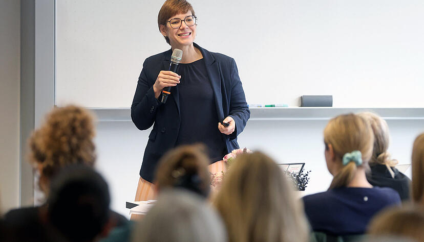 Marlene Haupt, Expertin für Altersvorsorge und Finanzbildung von der Hochschule München, informiert und sensibilisiert ihre Zuhörerinnen für eine frühzeitige und möglichst umfangreiche finanzielle Absicherung fürs Alter. Marlene Haupt, Expertin für Altersvorsorge und Finanzbildung von der Hochschule München, informiert und sensibilisiert ihre Zuhörerinnen für eine frühzeitige und möglichst umfangreiche finanzielle Absicherung fürs Alter.