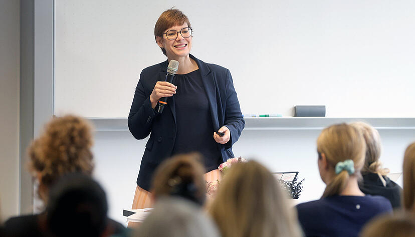 Marlene Haupt, Expertin für Altersvorsorge und Finanzbildung von der Hochschule München, informiert und sensibilisiert ihre Zuhörerinnen für eine frühzeitige und möglichst umfangreiche finanzielle Absicherung fürs Alter. Marlene Haupt, Expertin für Altersvorsorge und Finanzbildung von der Hochschule München, informiert und sensibilisiert ihre Zuhörerinnen für eine frühzeitige und möglichst umfangreiche finanzielle Absicherung fürs Alter.
