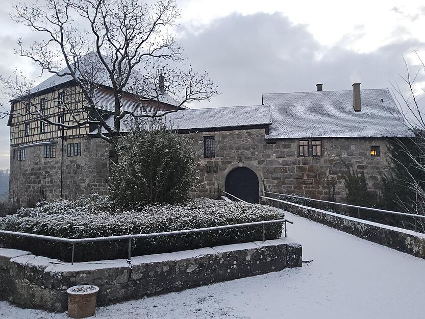 Etwas mehr als Zuckerguss liegt auf dem Dächern der Burg Maienfels Etwas mehr als Zuckerguss liegt auf dem Dächern der Burg Maienfels