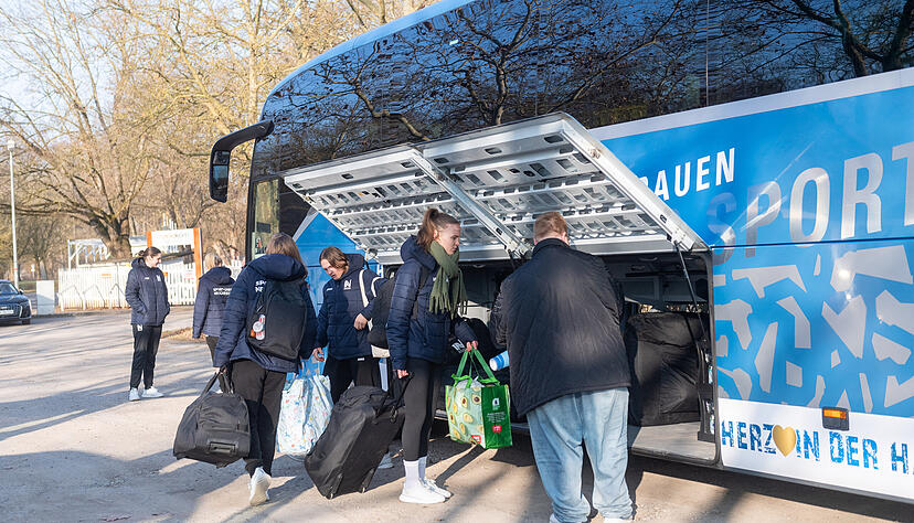 Die Abl&auml;ufe sind eingespielt und alle packen mit an: Die Neckarsulmer Spielerinnen um die wieder genesene Lilli Holste (Zweite von rechts) seien &auml;u&szlig;erst angenehme Fahrg&auml;ste, sagt Busfahrer Selim Cejovic.