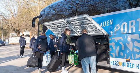 Die Abläufe sind eingespielt und alle packen mit an: Die Neckarsulmer Spielerinnen um die wieder genesene Lilli Holste (Zweite von rechts) seien äußerst angenehme Fahrgäste, sagt Busfahrer Selim Cejovic. Die Abläufe sind eingespielt und alle packen mit an: Die Neckarsulmer Spielerinnen um die wieder genesene Lilli Holste (Zweite von rechts) seien äußerst angenehme Fahrgäste, sagt Busfahrer Selim Cejovic.
