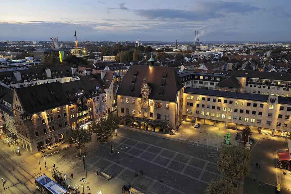 2002 erreicht die Gestaltungsoffensive den Marktplatz. Ein ausgeklügeltes Beleuchtungskonzept rückt die architektonischen Glanzpunkte wie Käthchenhaus, Rathaus ins rechte Licht.
