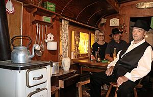 "Auf der Reis"" in der Ausstellung im Freilandmuseum Wackershofen: (v. li.) Rosemarie und Friedrich Messer sowie Günter Echle aus Heuberg.
Foto: Bettina Hachenberg "Auf der Reis"" in der Ausstellung im Freilandmuseum Wackershofen: (v. li.) Rosemarie und Friedrich Messer sowie Günter Echle aus Heuberg.
Foto: Bettina Hachenberg