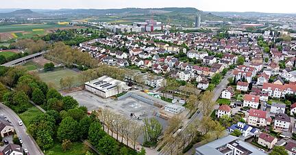 Die Baugrube ist ausgehoben, im Juni wird der Grundstein gelegt: Im Zentrum entstehen die neue Franz-Binder-Verbundschule sowie eine neue Sporthalle. Foto: Ralf Seidel Die Baugrube ist ausgehoben, im Juni wird der Grundstein gelegt: Im Zentrum entstehen die neue Franz-Binder-Verbundschule sowie eine neue Sporthalle. Foto: Ralf Seidel