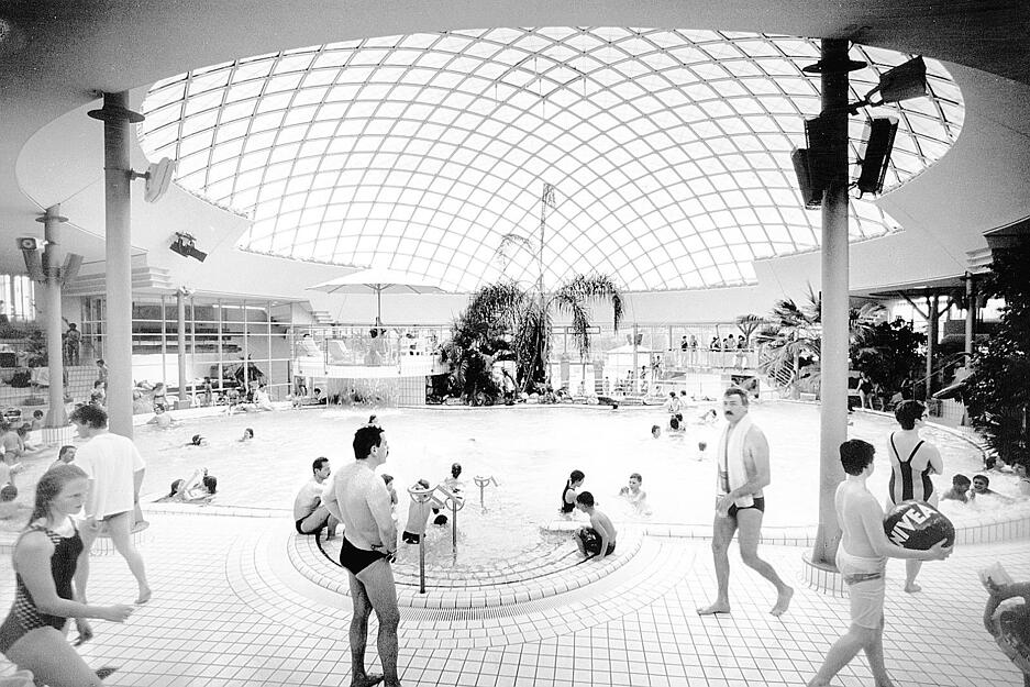 Eingeweiht im September 1990: Das Aquatoll Neckarsulm hat sich überregional einen Namen gemacht. Ein Problem ist die markante Kuppel,  sie reflektiert den Schall (Foto aus dem Jahr 1999).