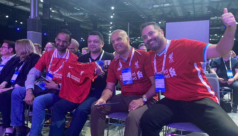 Liverpool-Fans selbst unter IT-Experten: Mehrab Ebabi und Rashid Gill (v. r.) hatten einen Platz in der ersten Reihe ergattert und Trikots &uuml;bergestreift.