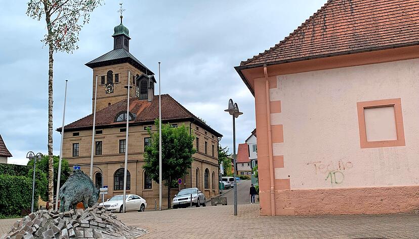 Drei Vorhaben auf einem Foto: Im Zuge der Ortskernsanierung steht ganz schön viel auf der Projektliste. So sollen das Rathaus renoviert und erweitert, die alte Kelter (rechts) umgebaut und der Marktplatz aufgepeppt werden. Drei Vorhaben auf einem Foto: Im Zuge der Ortskernsanierung steht ganz schön viel auf der Projektliste. So sollen das Rathaus renoviert und erweitert, die alte Kelter (rechts) umgebaut und der Marktplatz aufgepeppt werden.