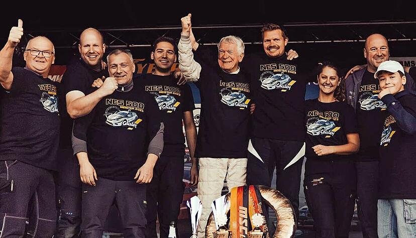 Heiko Hammel (4. v. re.) triumphierte im Vorjahr gemeinsam mit Reinhard Nehls in der DMV NES 500. Der Erfolg soll in diesem Jahr wiederholt werden. Heiko Hammel (4. v. re.) triumphierte im Vorjahr gemeinsam mit Reinhard Nehls in der DMV NES 500. Der Erfolg soll in diesem Jahr wiederholt werden.