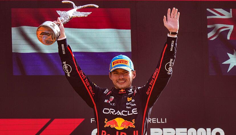 Endlich wieder ein Siegerpokal - 112 Tage musste Verstappen darauf warten.