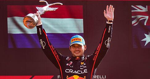 Endlich wieder ein Siegerpokal - 112 Tage musste Verstappen darauf warten.