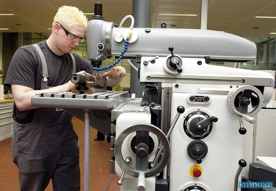 Traditionell spielt die Ausbildung bei Bosch eine große Rolle. Folglich enthält das neue Abstatter Entwicklungszentrum neben Büros, Werkstätten, Prüfständen und anderem mehr auch eine (hier im Bild) Lehrwerkstatt. Bei der Ingenieursausbildung kooperiert Bosch mit der Hochschule Heilbronn. Traditionell spielt die Ausbildung bei Bosch eine große Rolle. Folglich enthält das neue Abstatter Entwicklungszentrum neben Büros, Werkstätten, Prüfständen und anderem mehr auch eine (hier im Bild) Lehrwerkstatt. Bei der Ingenieursausbildung kooperiert Bosch mit der Hochschule Heilbronn.