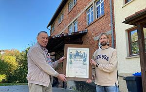 Friedbert Dörr (78) und Martin Dörr (42) zeigen den eingerahmten Gesellenbrief ihres Vorfahren Ludwig Dörr aus dem Jahr 1927. Er ist der letzte Müller in Massenbach. Im Hintergrund die Untere Mühle. Foto: Jörg Kühl Friedbert Dörr (78) und Martin Dörr (42) zeigen den eingerahmten Gesellenbrief ihres Vorfahren Ludwig Dörr aus dem Jahr 1927. Er ist der letzte Müller in Massenbach. Im Hintergrund die Untere Mühle. Foto: Jörg Kühl