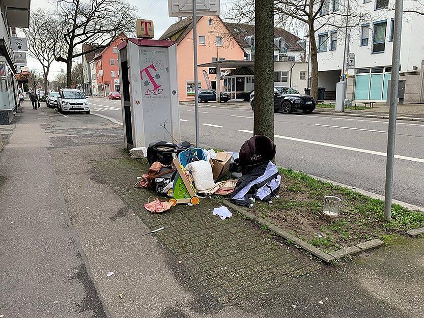 Nicht alles, was am Straßenrand landet, ist auch Sperrmüll. In der Urbanstraße wurde dieser Müllberg mehrere Tage nicht beseitigt.