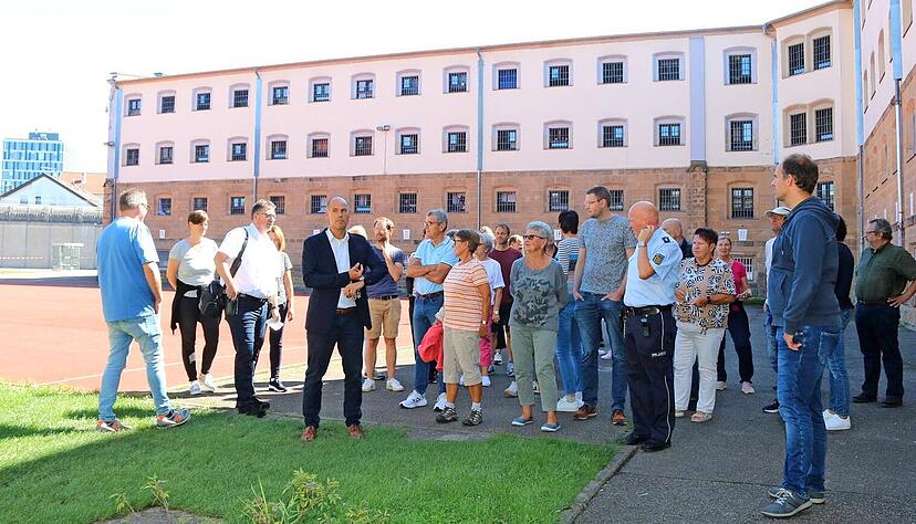 Bei der Führung in der Justizvollzugsanstalt Heilbronn bekamen die Teilnehmer des Stimme-Lesersommers auch den Freiganghof und den Sportplatz zu sehen.
