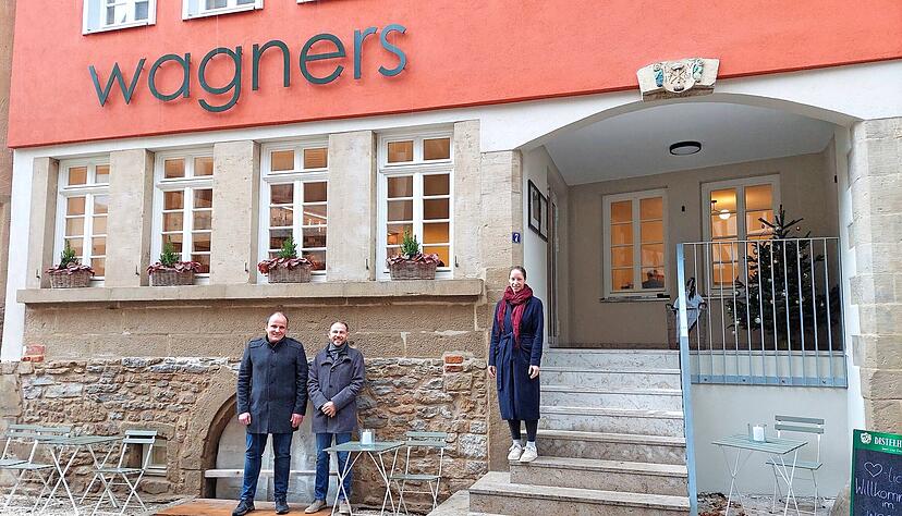 Mit ihrem Café hat sich Katrin Wagner einen Traum erfüllt. Bürgermeister Jochen Hoffer (links) und Bauherr Daniel Fichter freuen sich über den Neubau.