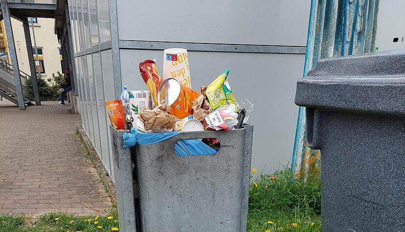 Überquellender Mülleimer am Bahnsteig des Öhringer Hauptbahnhofes zu Gleis 1.