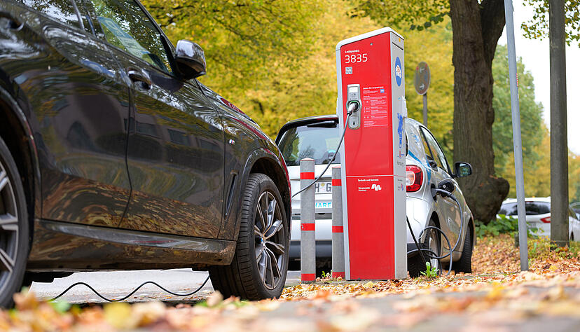 Die beiden Vorgänger-Regierungen haben den Kauf eines E-Autos mit einer Prämie gefördert. Auch die aktuelle Bundesregierung hat Kaufanreize vereinbart. Die beiden Vorgänger-Regierungen haben den Kauf eines E-Autos mit einer Prämie gefördert. Auch die aktuelle Bundesregierung hat Kaufanreize vereinbart.